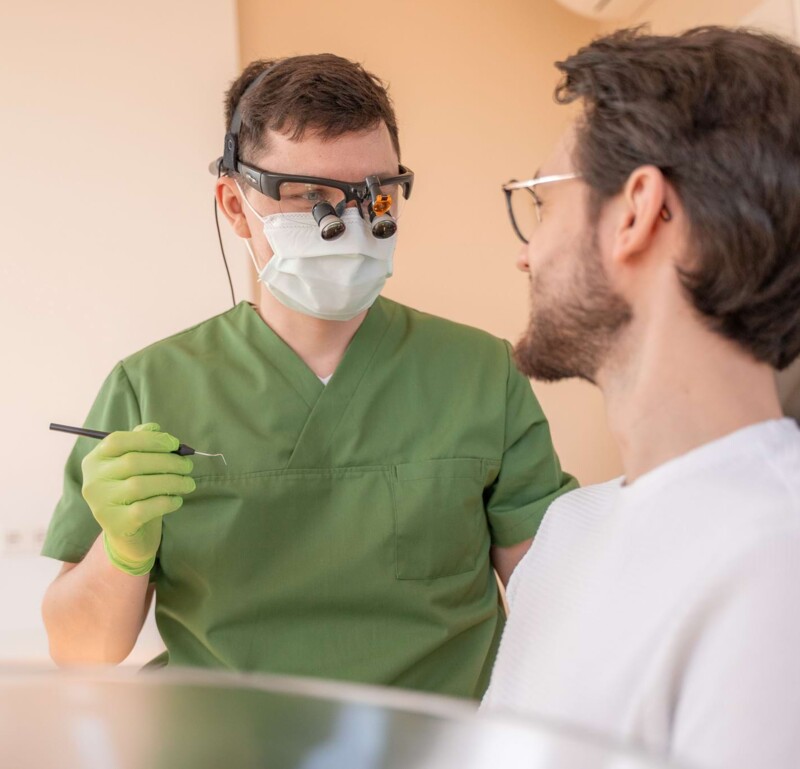 Fotoaufnahme: Christopher Schwenn behandelt einen Patienten