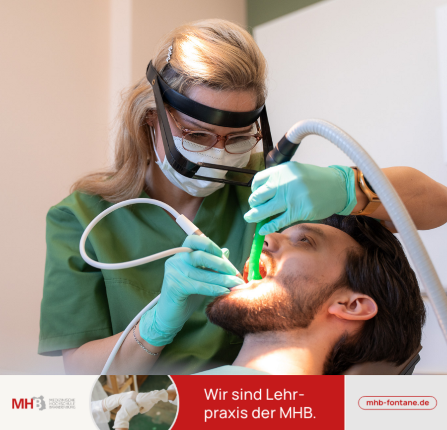 Fotoaufnahme mit Lehrpraxis-Siegel der MHB: Mitarbeiterin behandelt einen Patienten + MHB Logo