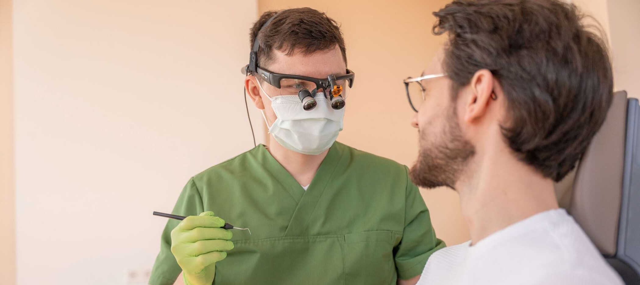 Fotoaufnahme: Christopher Schwenn kurz vor der Behandlung eines Patienten