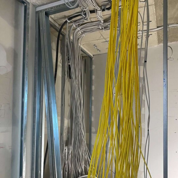 Instagram-Foto: Baustellen-Update des Praxisumbaus mit hängenden Kabeln von der Decke