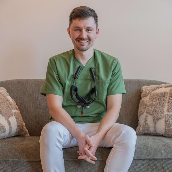 Instagram-Foto: Portrait von Christopher Schwenn auf der Couch in seiner Praxis