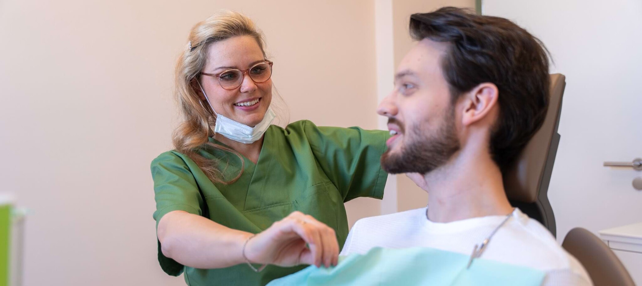 Fotoaufnahme: Mitarbeiterin bereitet einen Patienten auf eine Behandlung vor