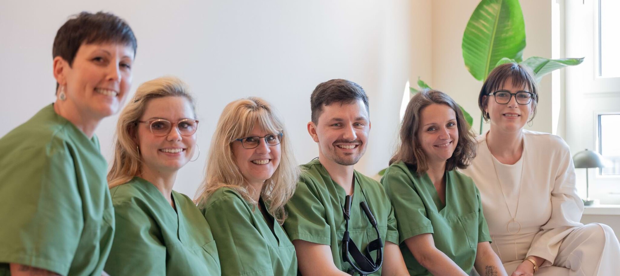 Fotoaufnahme: Christopher Schwenn und sein Team schauen lächelnd in die Kamera