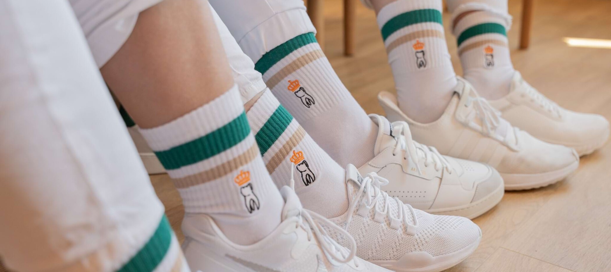 Fotoaufnahme: Detilaufnahme der Socken der Mitarbeiterinnen mit besticktem Zahn