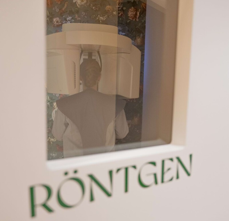 Fotoaufnahme: Eine Patientin befindet sich im Röntgenraum