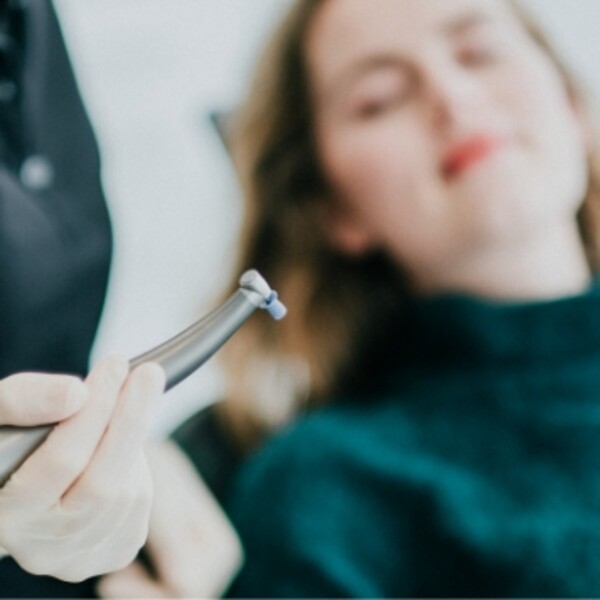 Fotoaufnahme: Behandlungssituation, Fokus auf das Gerät