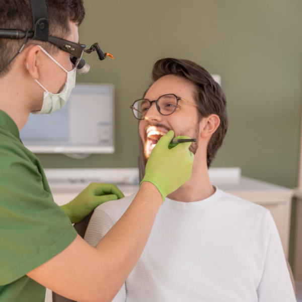 Instagram-Foto: Zahnarzt Christopher Schwenn in Behandlung mit einem Patienten