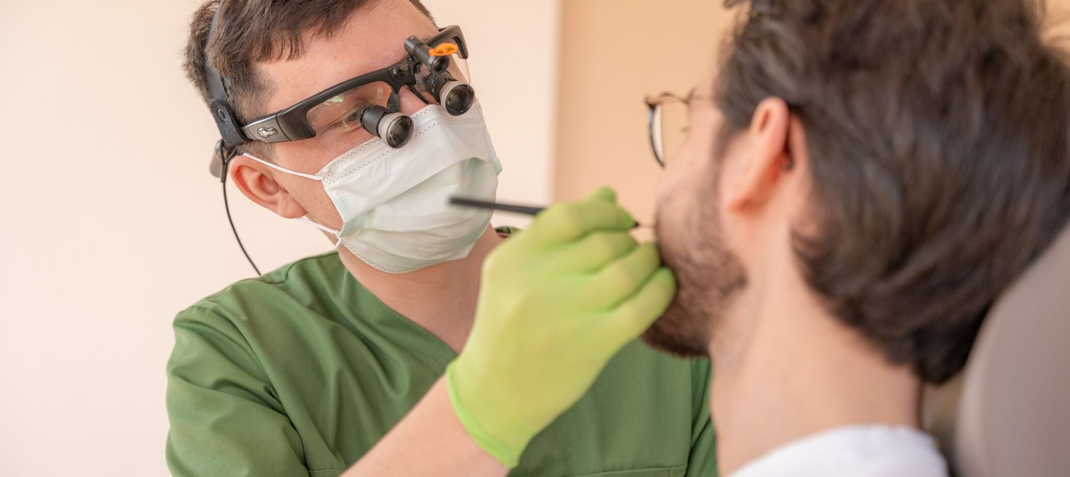 Fotoaufnahme: Christopher Schwenn behandelt einen Patienten