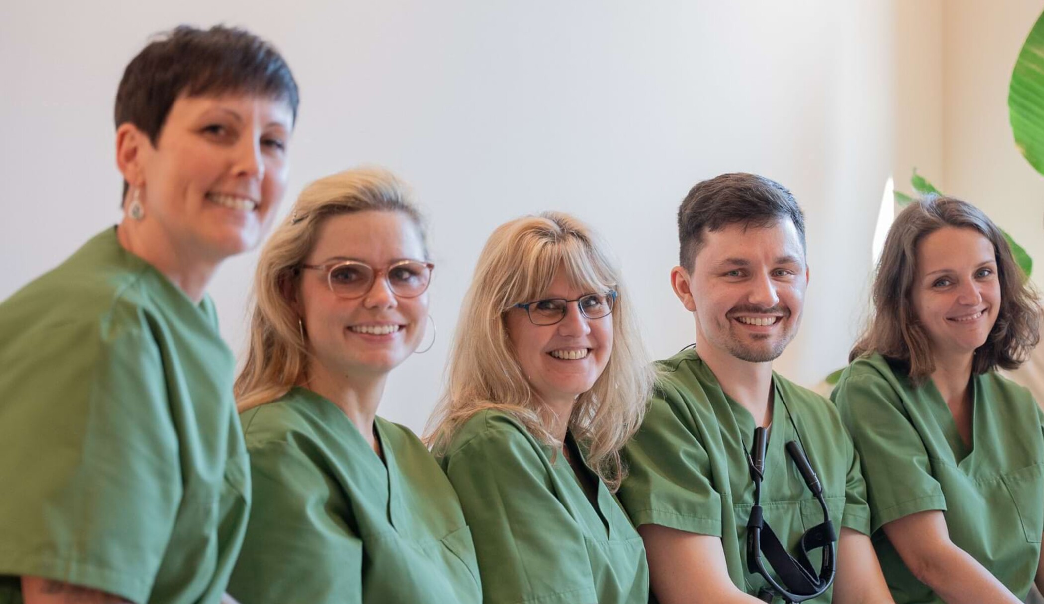 Fotoaufnahme: Christopher Schwenn und sein Team schauen lächelnd in die Kamera