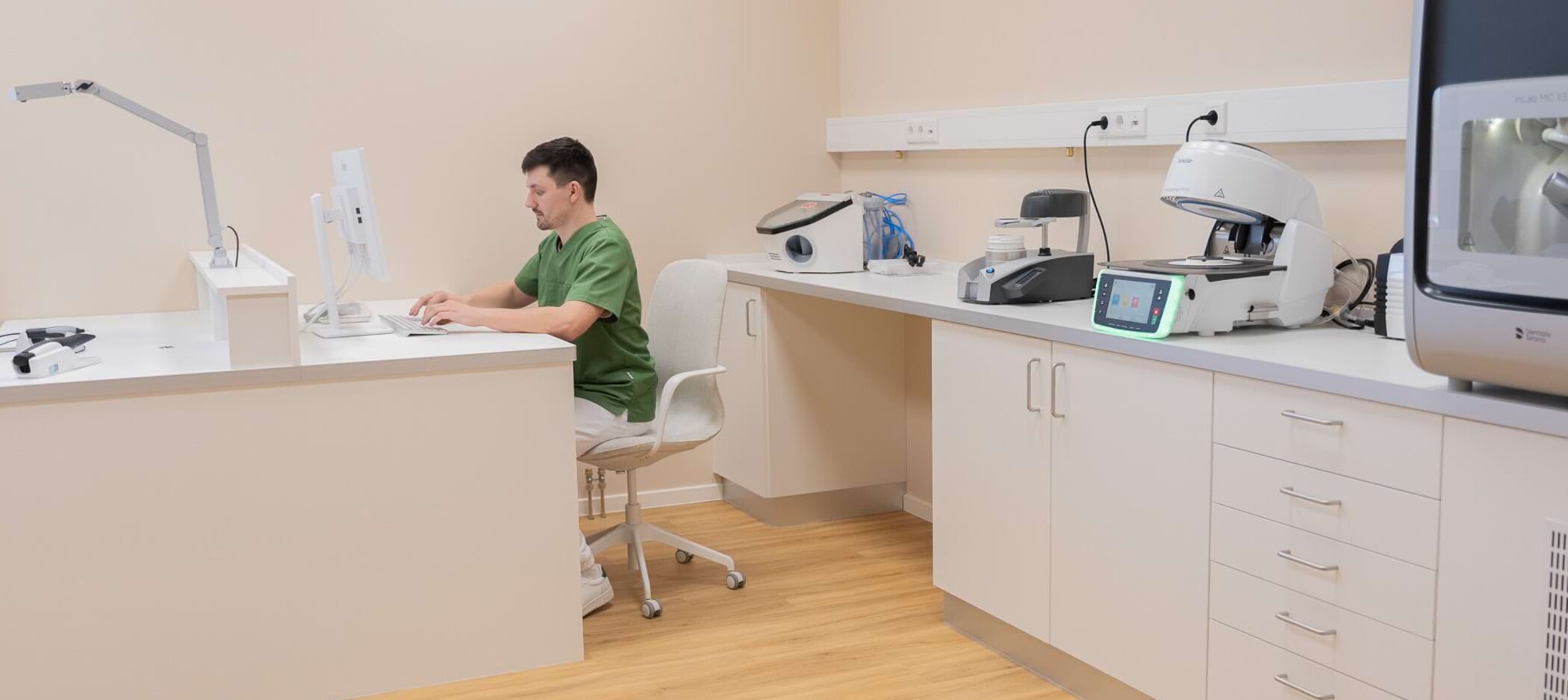 Fotoaufnahme: Christopher Schwenn arbeitet am Computer im Labor