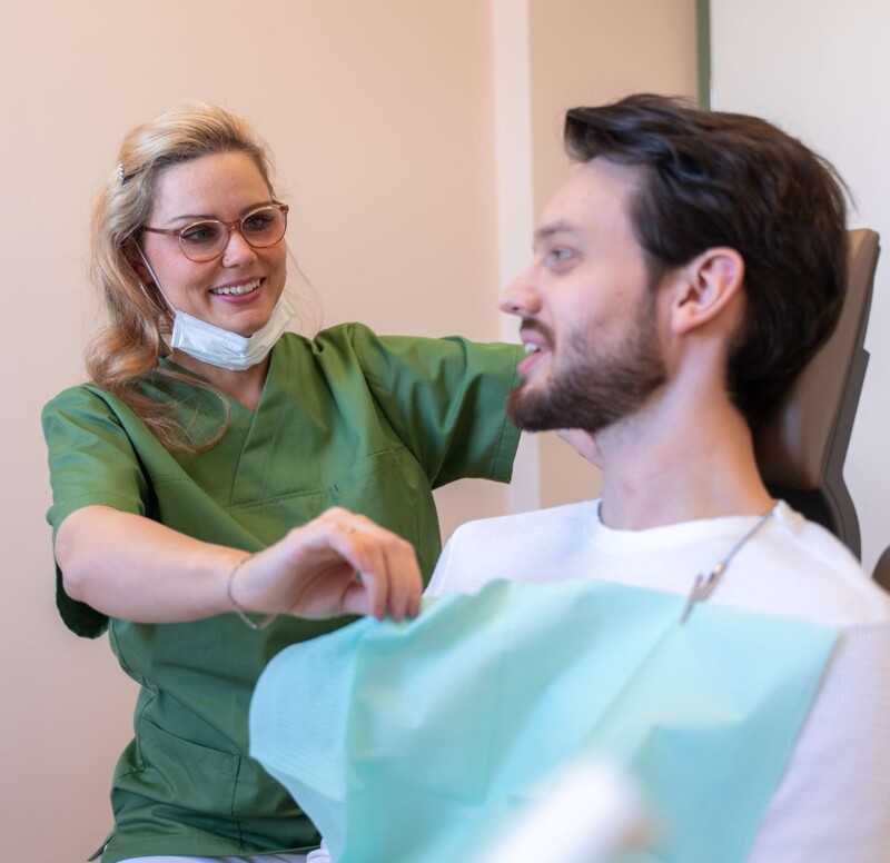 Fotoaufnahme: Mitarbeiterin bereitet einen Patienten auf die Behandlung vor